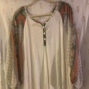 Cato top. Size 22/24. Cream with patterned sleeves